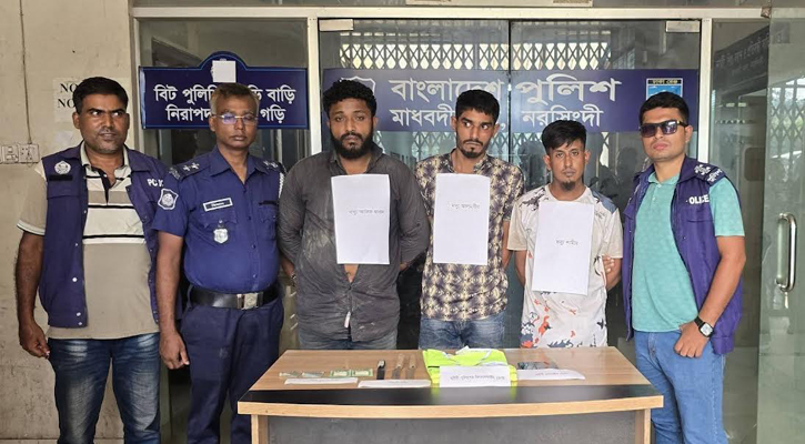 পুলিশের পোশাক পরে ছিনতাই, টাকা ভাগবাটোয়ারার সময় আটক ৩